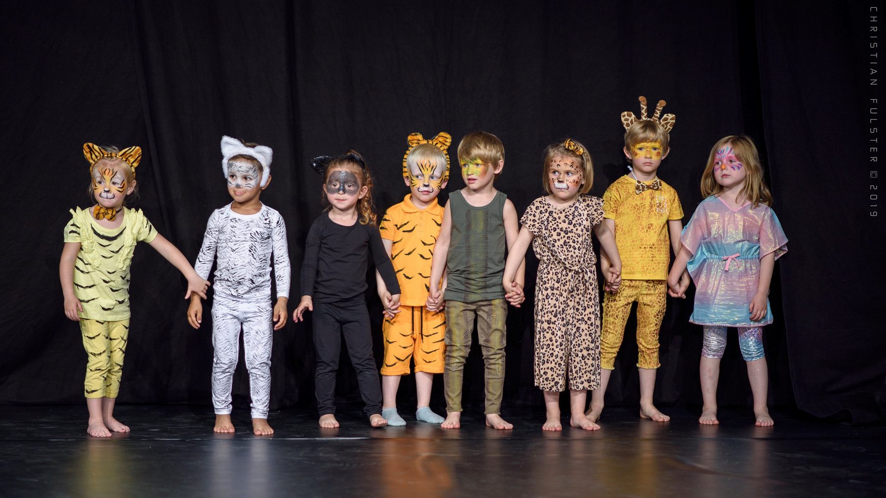 Les kids en costume sur scène
